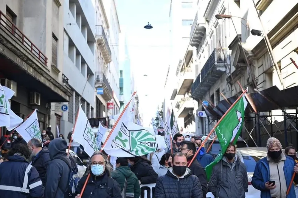 Los trabajadores de INAU se movilizan frente a la sede