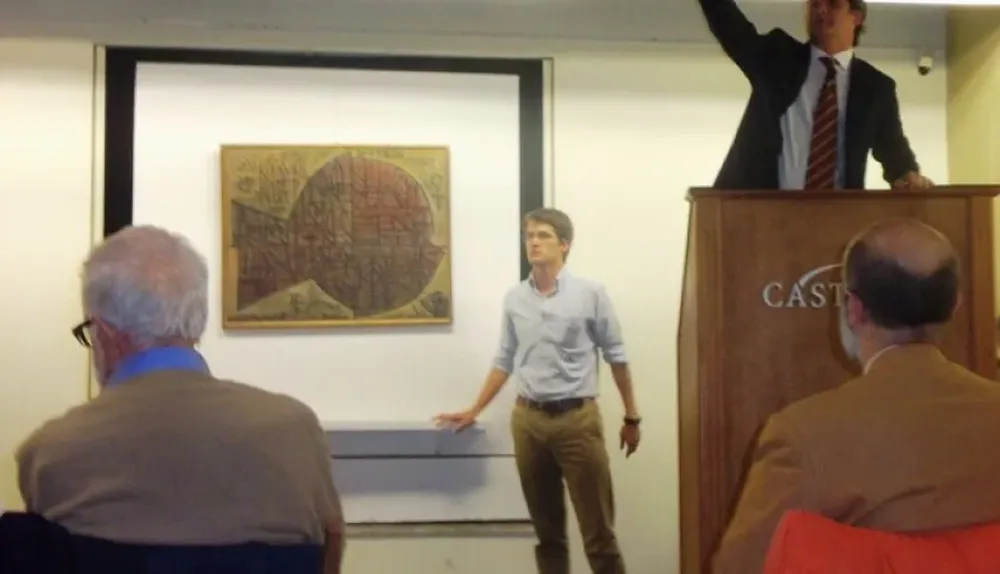 Juan Castells subastando una de las obras de arte en el remate del Taller Torres García