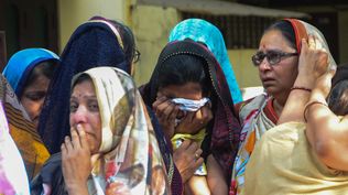 Tragedia en India: más de 100 muertos en una estampida durante celebración religiosa
