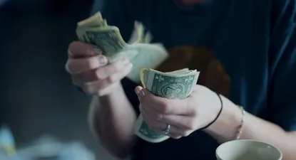 Dólar vuelve a bajar y se vende a $ 33,35