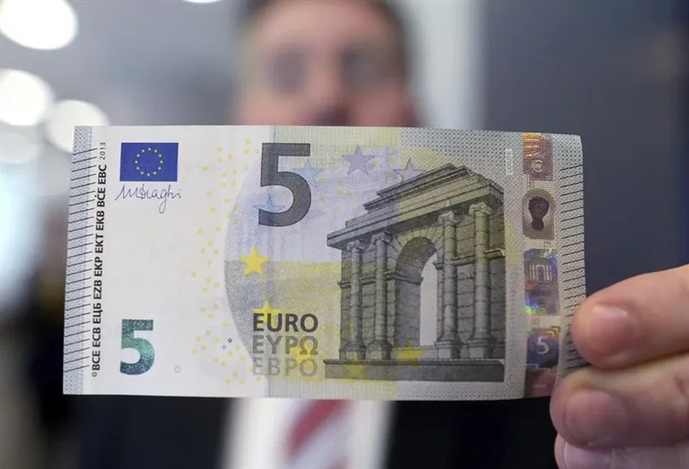 Presentación del nuevo billete de 5 euros, en Duesseldorf, Alemania