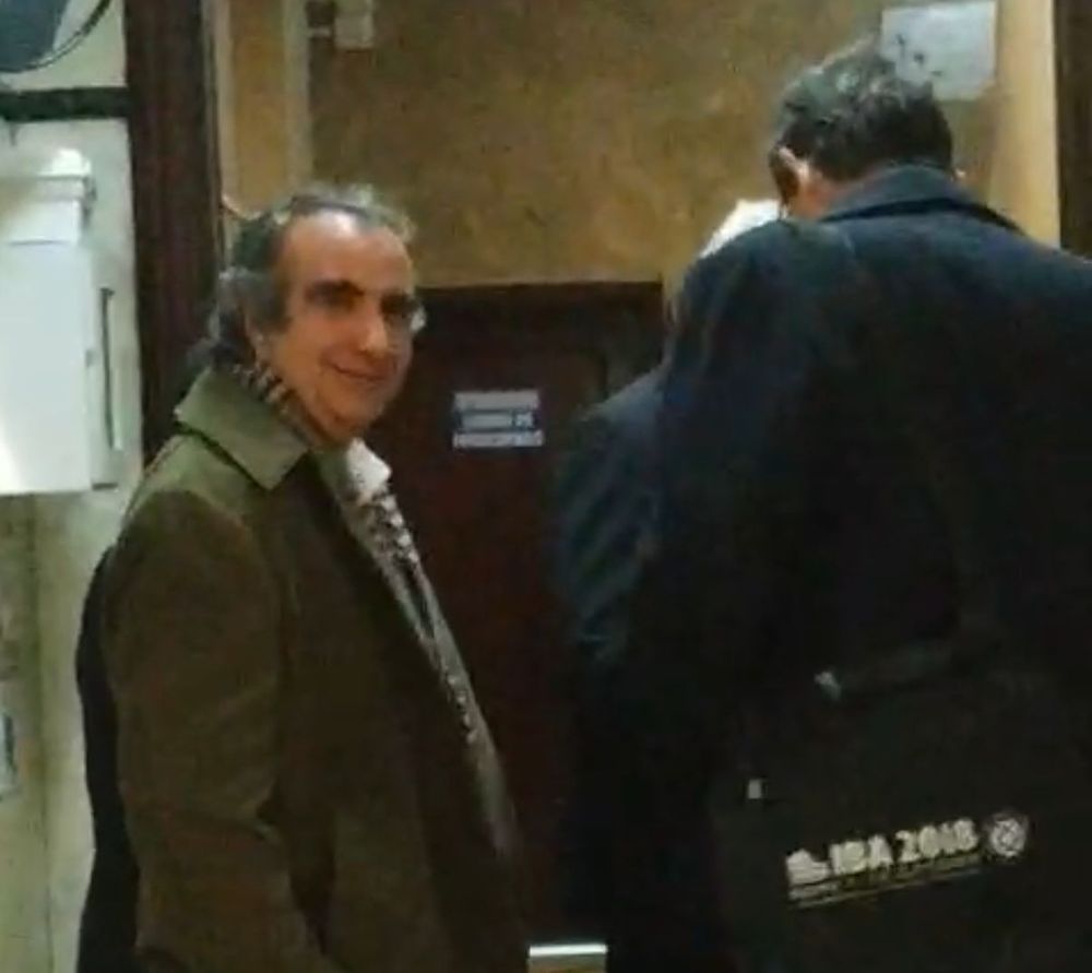 Alejandro Berrutti entrando a la audiencia por el concurso necesario a su persona física