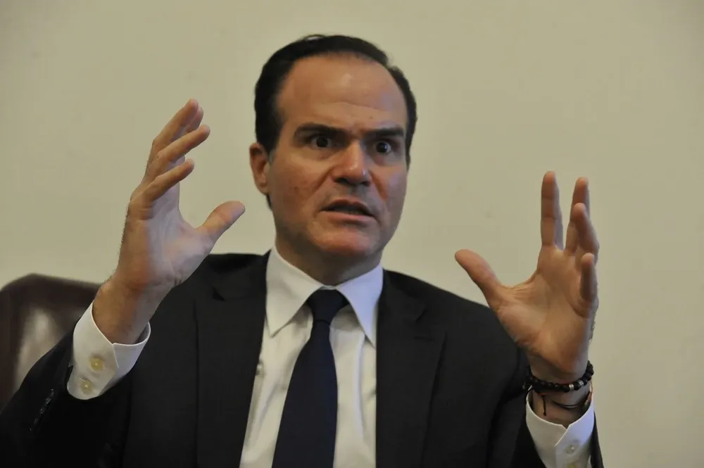 Claver-Carone no había cumplido ni la mitad de su mandato.