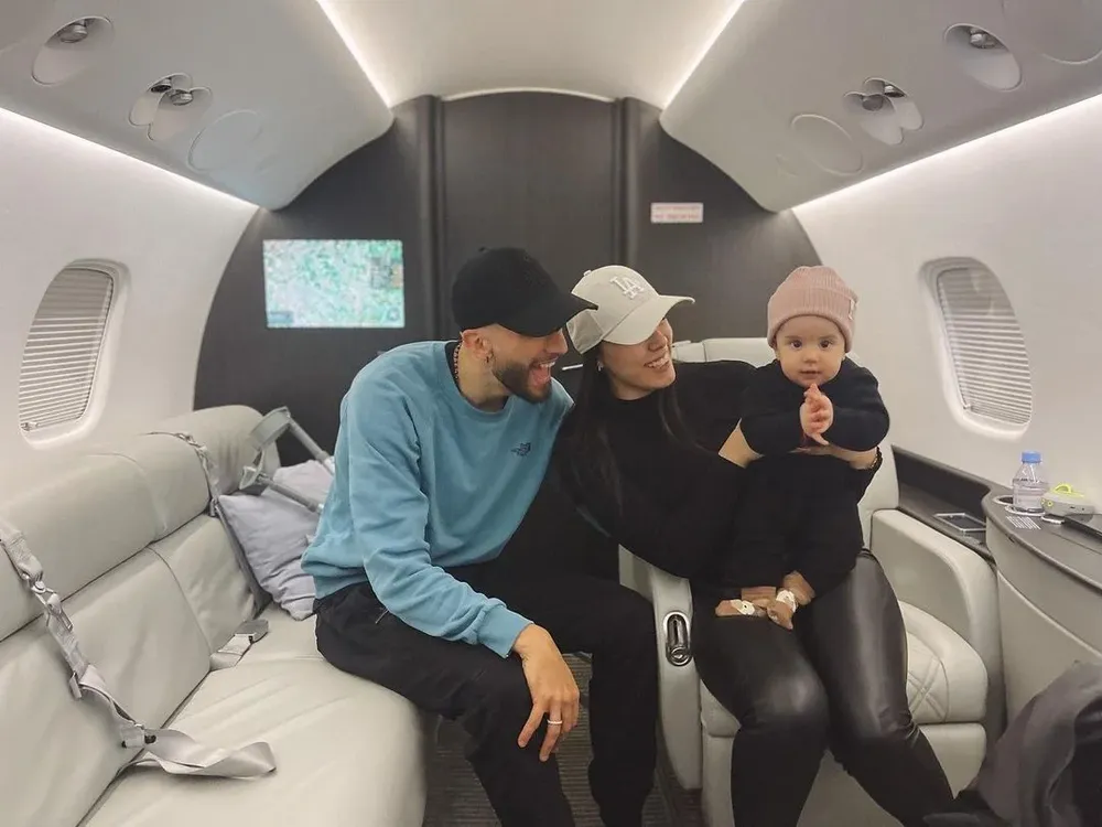 Rodrigo Bentancur junto a su esposa y su pequeña hija Lucía