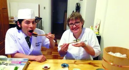 Kazuo y Sibylle Ito luego de culminar la preparación del sushi