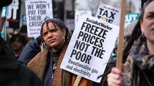 Los europeos han tenido que cambiar sus hábitos de consumo, así como reducir sus viajes y salidas de ocio para sortear costos de la vida más elevados