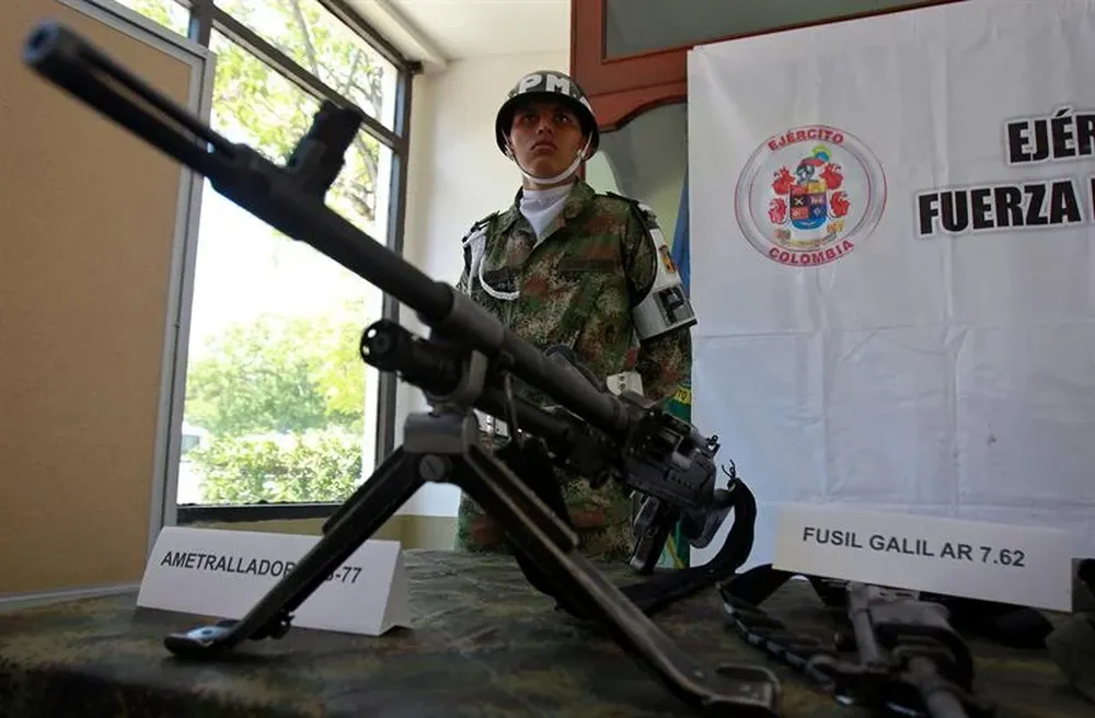 Colombia- Un miembro del Ejército de Colombia, custodia unas armas incautadas a las FARC