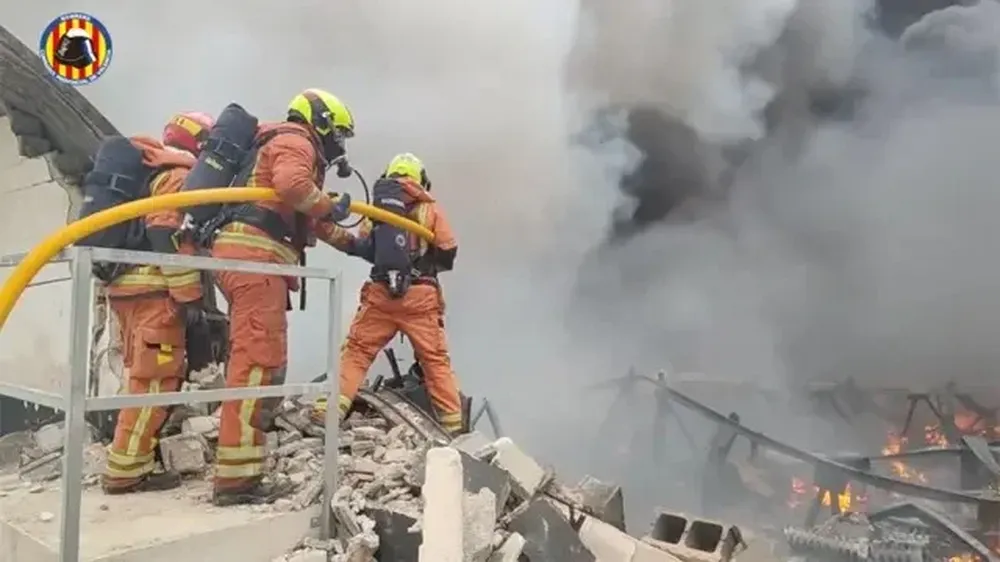 Bomberos trabajan en el incendio de las naves de Cecotec