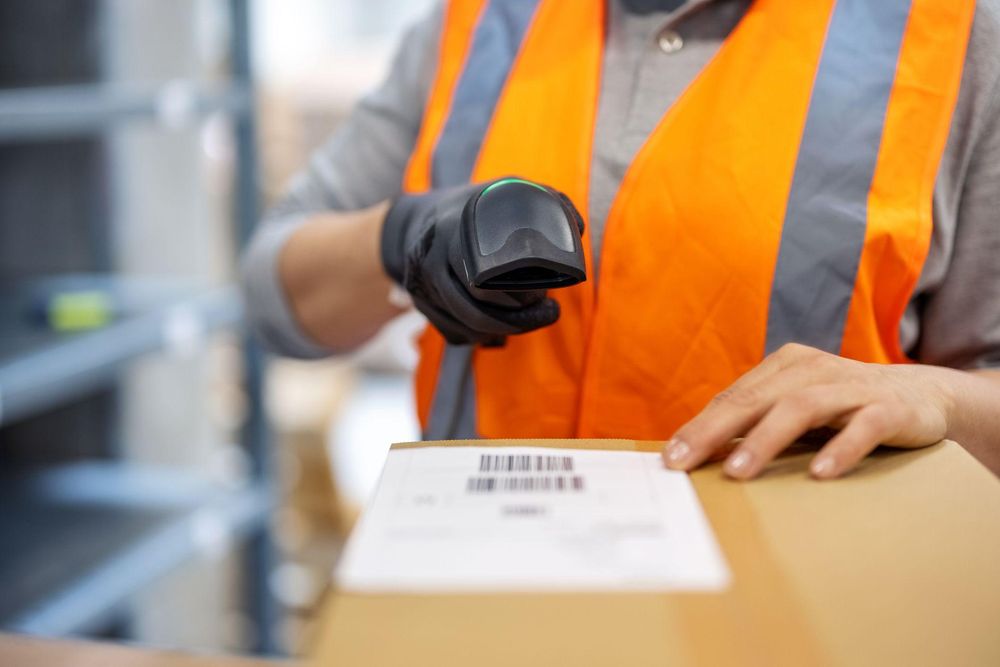 El arancel lo paga el importador estadounidense en la aduana cuando recibe el producto extranjero.