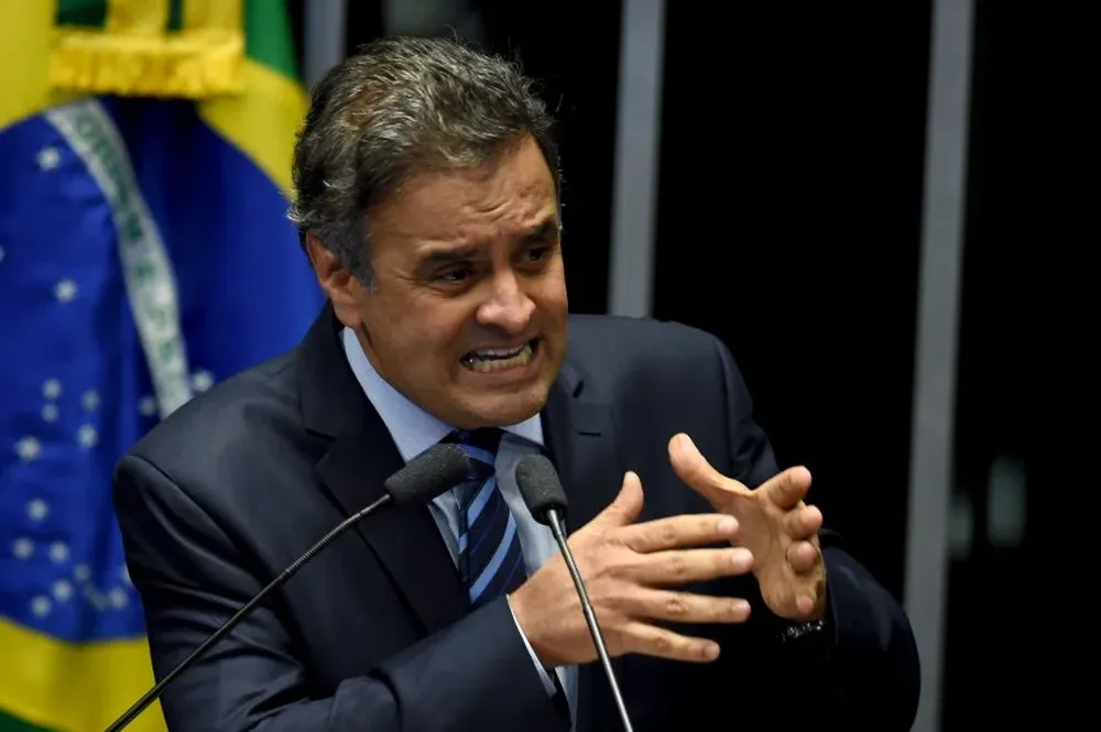 El senador Aecio Neves del PSDB brinda un discurso durante el debate en el senado.