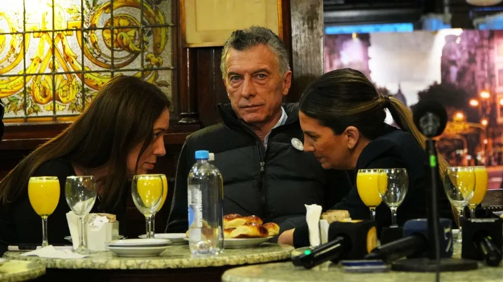 Mauricio Macri, junto a María Eugenia Vidal y Silvia Lospenatto, en el café Tortoni de Buenos Aires.&nbsp;