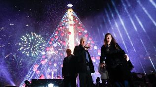 Richard Gere sorprende en el encendido del Gran Árbol de Navidad de Murcia con un mensaje en spanglish