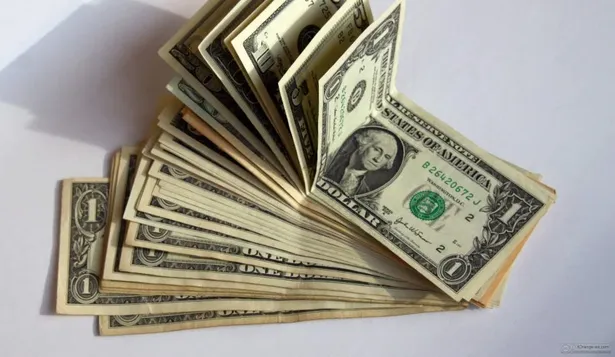 El dólar bajó 0,5%