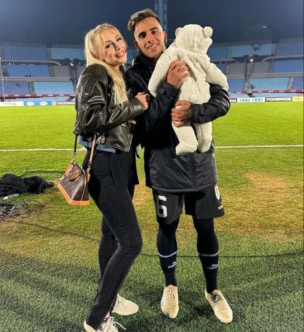 Rodrigo Zalazar con su esposa y su pequeño hijo y el recuerdo de su primer partido jugado con Uruguay en el Estadio Centenario