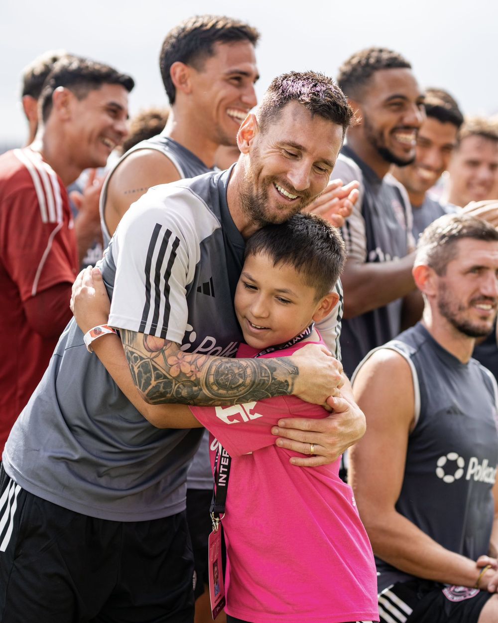 Lionel Messi y uno de los niños