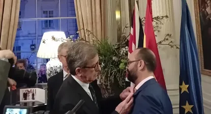 El chef José Pizarro recibe la Cruz de Oficial de la Orden de Isabel la Católica.