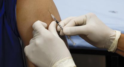 Una pesona recibe la vacuna contra la mpox. EFE