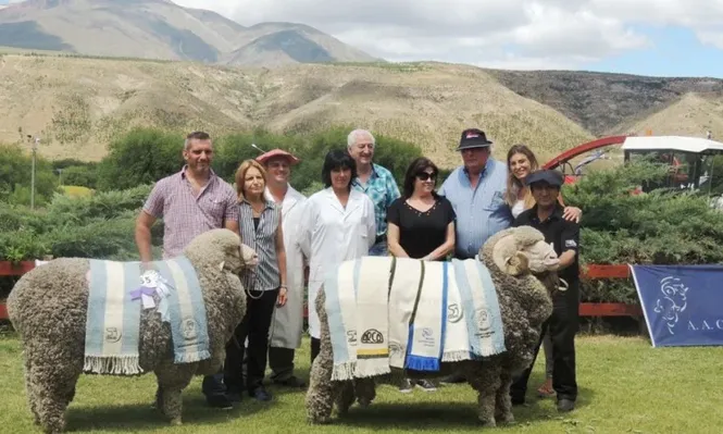 La jurado uruguaya Lilián Garay con los grandes campeones de la exposición