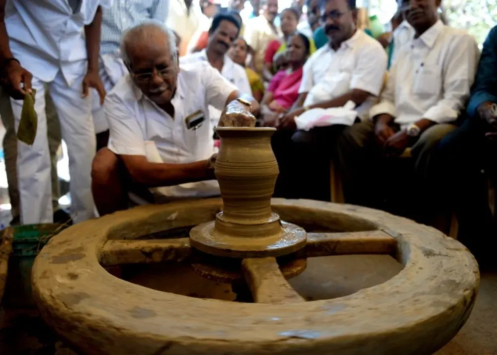 Manifestante hindú hace una maceta durante una protesta exigiendo la excavación libre de arcilla en India.