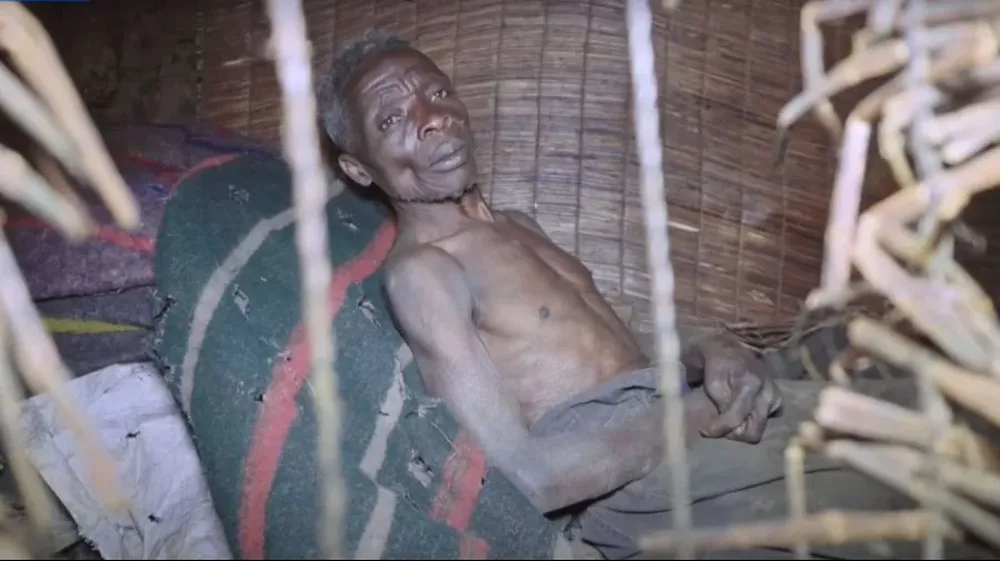 Callixte Nzamwita vive en Ruanda, tiene 71 años y comenzó a alejarse de la sociedad los 16 debido a su fobia al sexo femenino