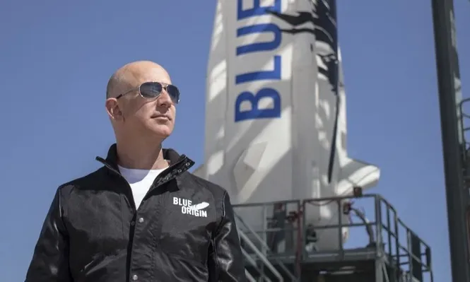 Jeffrey Bezos frente al cohete de Blue Origin
