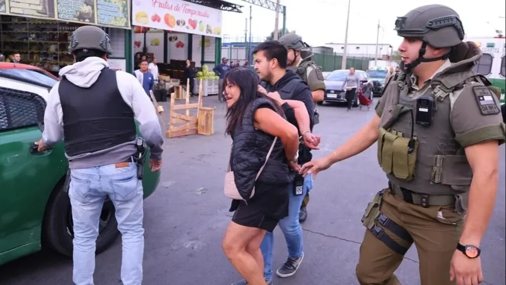 Mujer detenida en el mercado de Lo Valledor, en Santiago