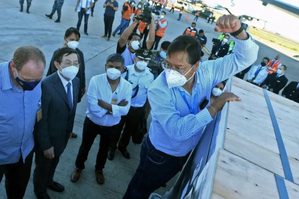 El presidente de Bolivia recibe el cargamento de 500 mil vacunas procedentes de China