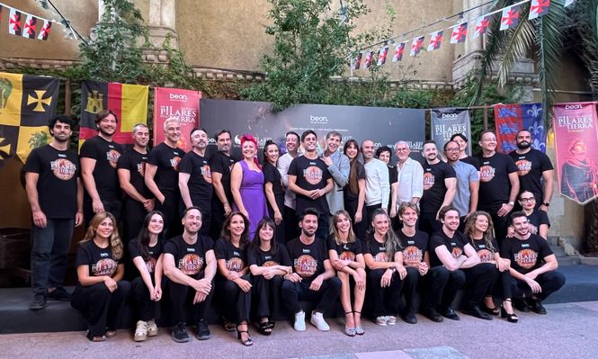 El elenco de Los pilares de la tierra.