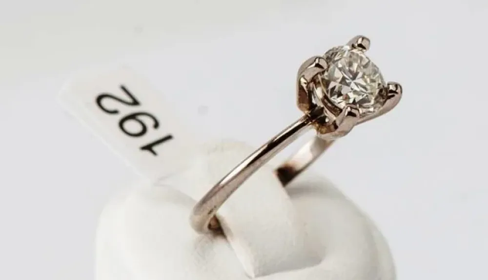 Anillo en solitario de 18 quilates con brillante de 1,80 quilates