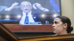 Alexandria Ocasio-Cortez escuchando a Gerry Connolly en el Comité de Supervisión de la Cámara de Representantes en 2019.