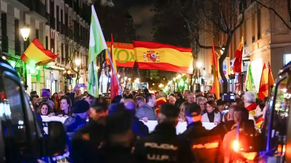 Grupos de manifestantes participan en la concentración con motivo del estreno de la obra de teatro Altsasu, convocada por VOX este jueves en Madrid.