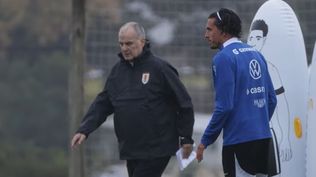 Marcelo Bielsa en los entrenamientos de la selección uruguaya