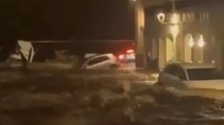 Coches arrastrados por la fuerza del agua en Cadaqués.