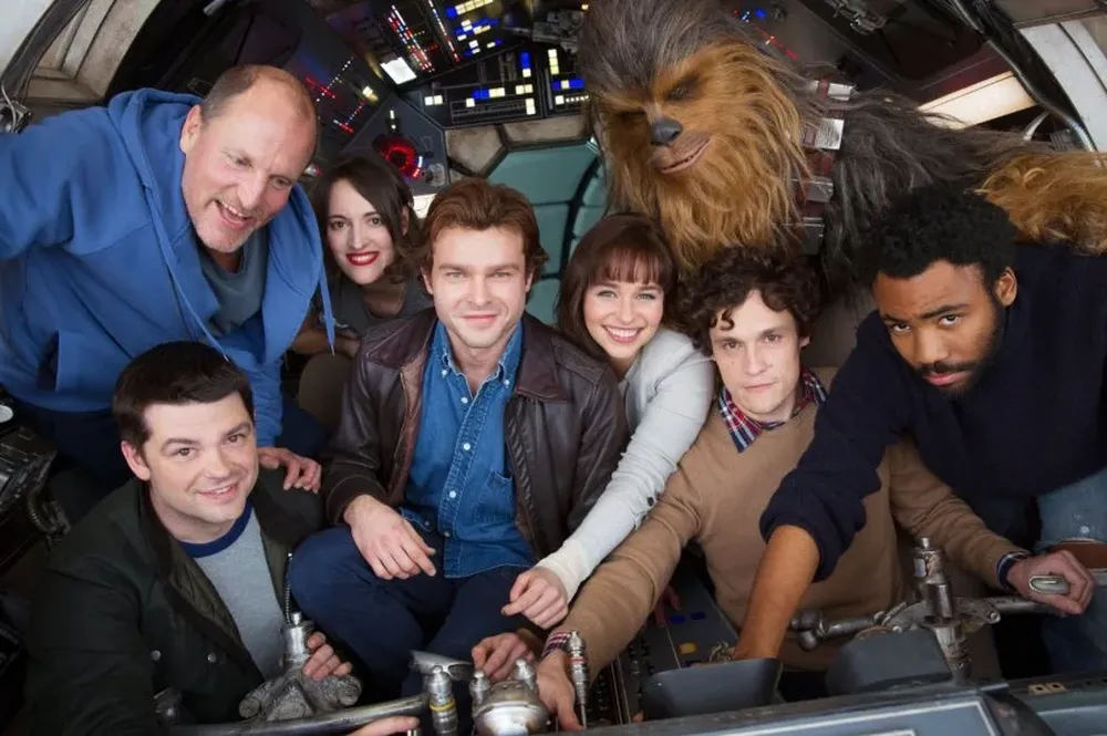Phil Lord y Chris Miller junto al elenco de la película Han Solo