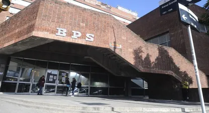 usuarios de bps protestan por demoras en tramites y un director respondio