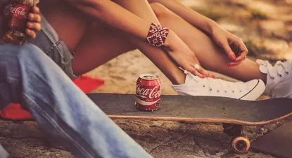 Nueva estrategia de Coca-Cola promueve azúcar en la medida justa