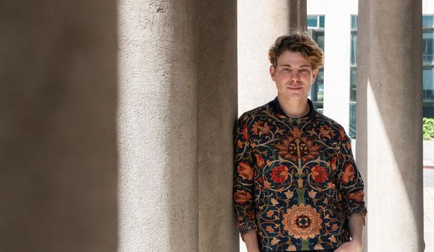 El productor brasileño Daniel Dreifuss, ganador del Oscar por Sin novedad en el frente, en la explanada del Teatro Solís de Montevideo&nbsp;