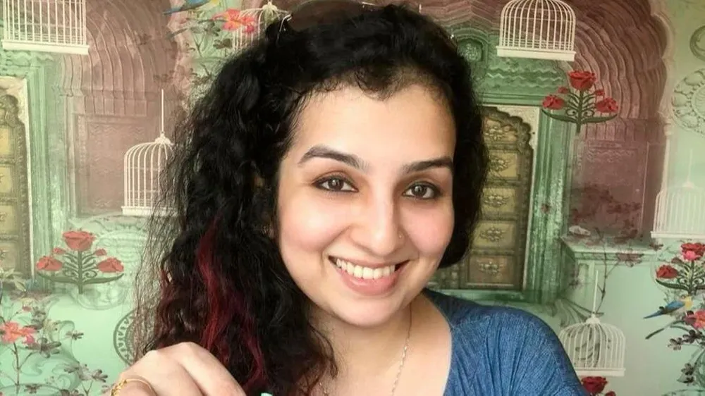 Hana Khan es piloto de una línea aérea comercial.