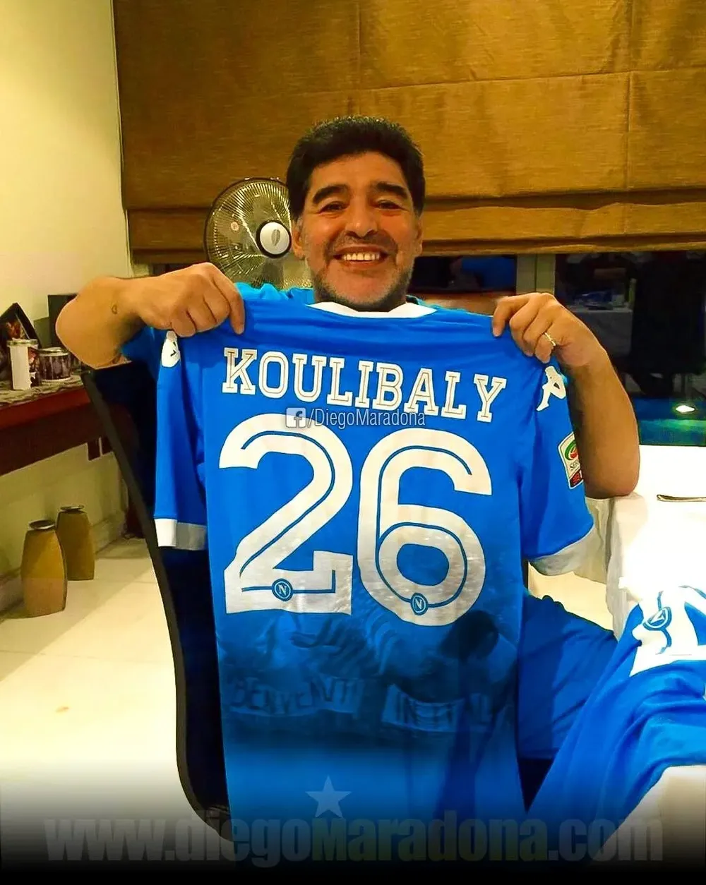 Maradona con la remera de Koulibaly, a quien apoyó luego de sufrir racismo en el fútbol italiano