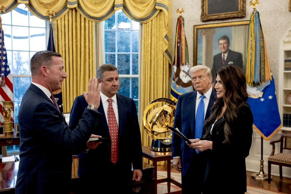 Sean Curran asumió su cargo en una ceremonia en la Casa Blanca junto a Trump y Noem