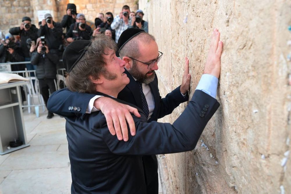 El presidente Javier Milei junto al rabino Axel Wahnish, embajador argentino en Israel, en el Muro de los Lamentos, durante la visita del mandatario a Israel, a comienzos del año pasado