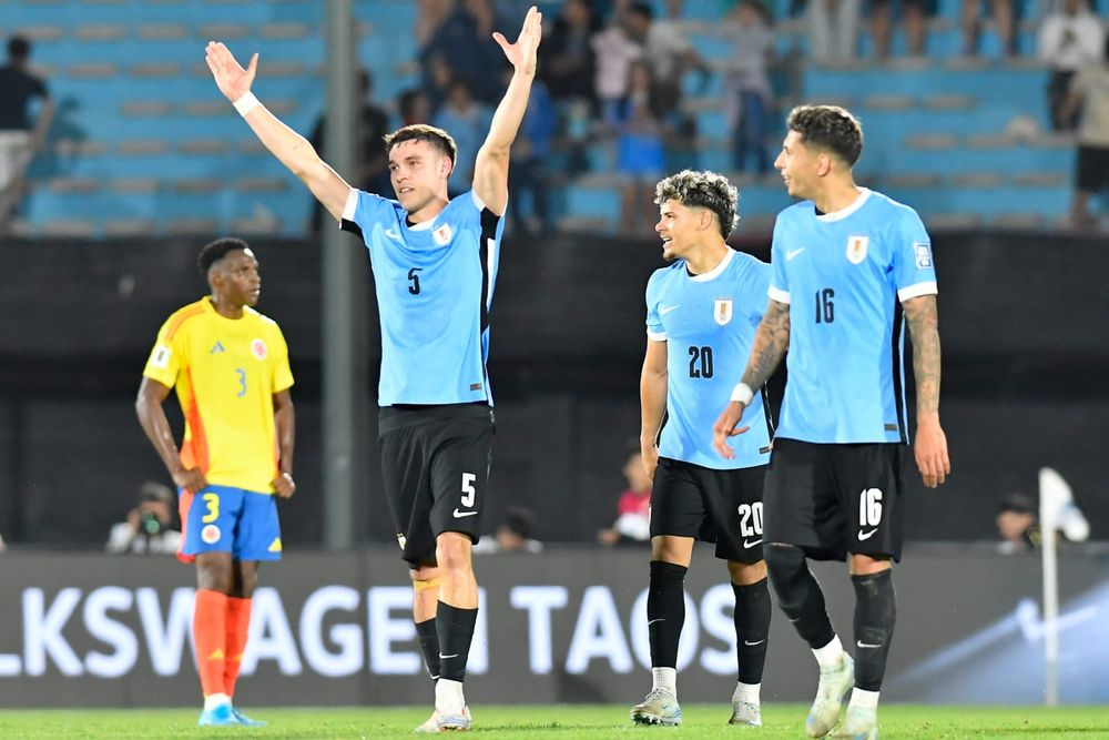 Manuel Ugarte celebra su primer gol para la selección de Uruguay que le dio la victoria en la hora ante Colombia