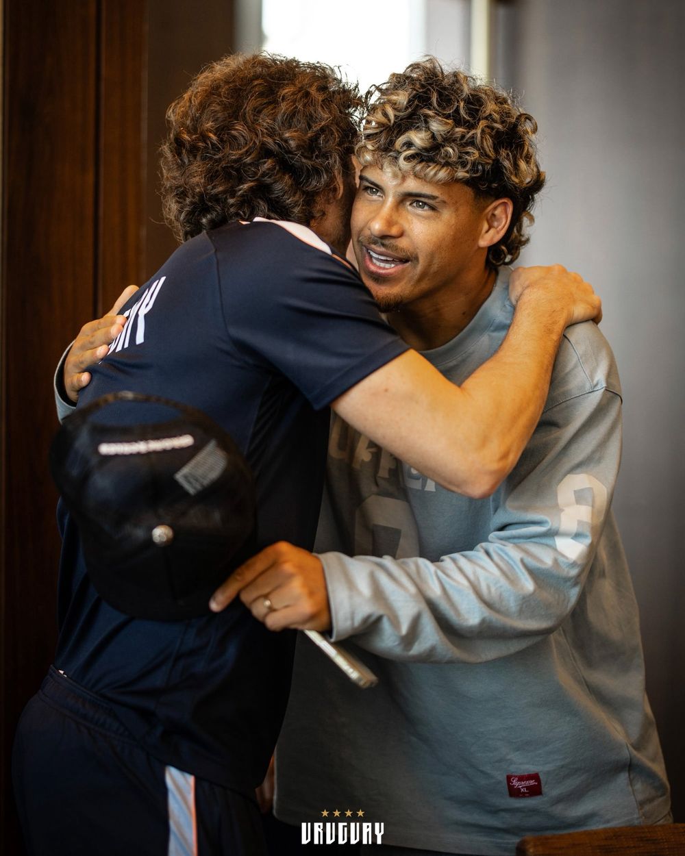 El saludó a Diego Forlán y Maxi Araújo en la llegada a Japón para sumarse a la selección uruguaya