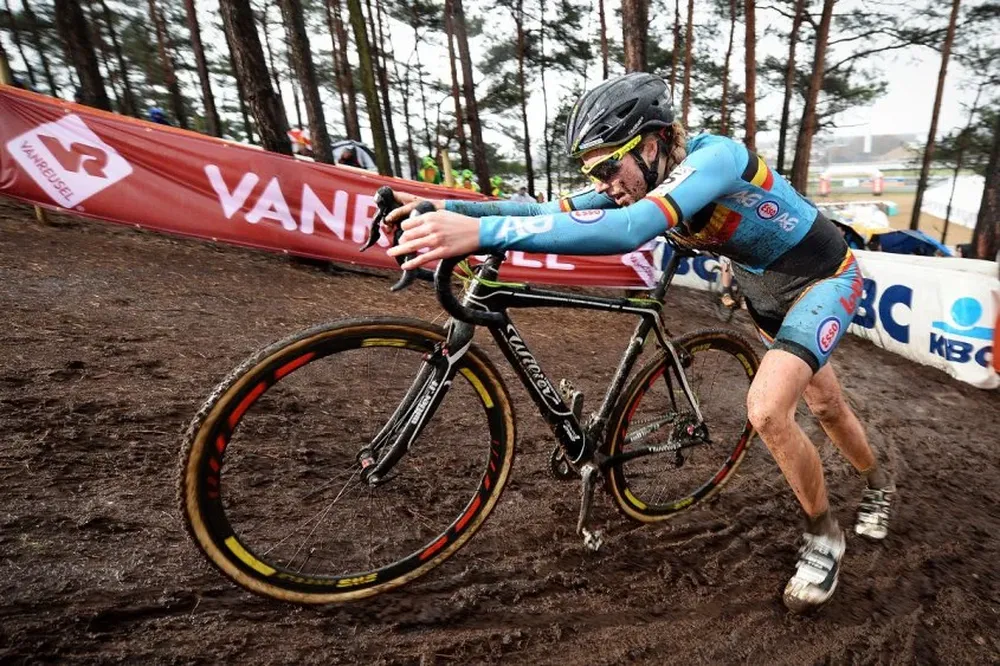Femke Van den Driessche en una carrera del Mundial Sub 23 de ciclocross en enero pasado