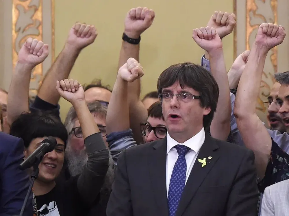 El presidente catalán Carles Puigdemont canta el himno Els Segadors en el Parlamento en Barcelona 