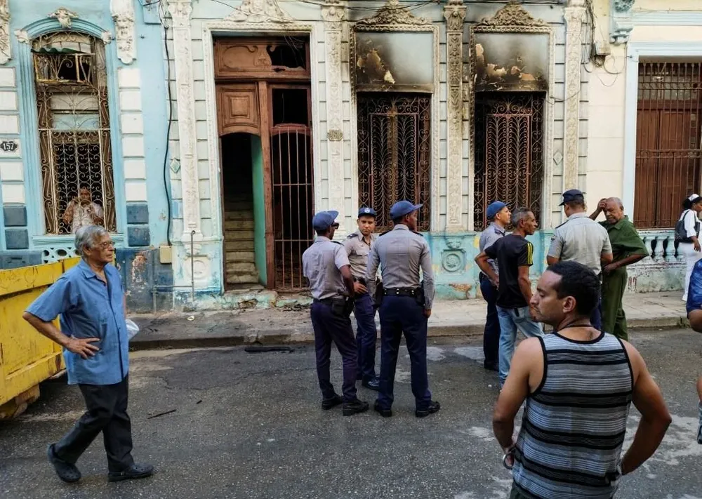 El incendio fue ocasionado por la explosión de un ciclomotor eléctrico que estaba cargando su batería dentro de la vivienda