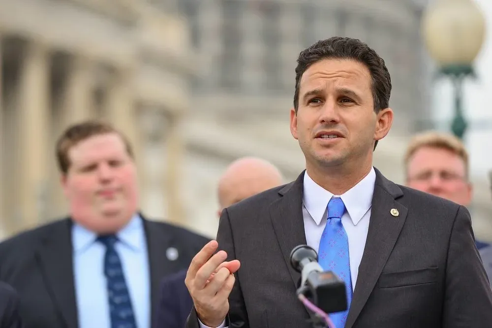 El senador Brian Schatz dijo que la esperanza en el futuro de Israel y Palestina es la solución de dos Estados.