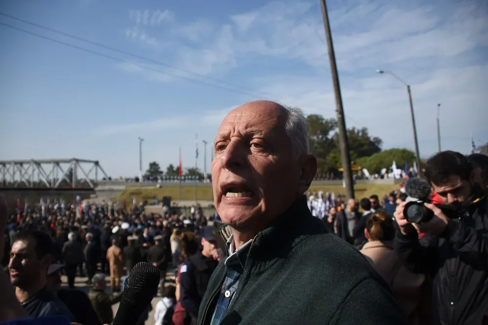 Salle Lorier en una manifestación antivacunas en un acto patrio en Florida. (Archivo)