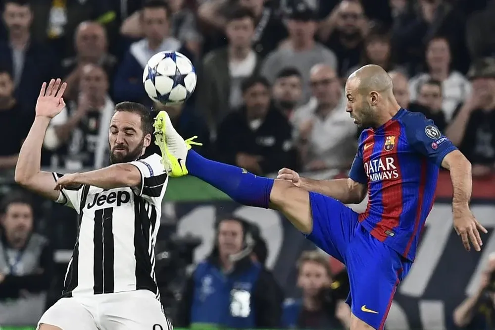 Gonzalo Higuaín y Javier Mascherano van con todo por la pelota