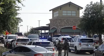 un hombre mato a ocho personas e hirio a siete antes de ser abatido por la policia en texas